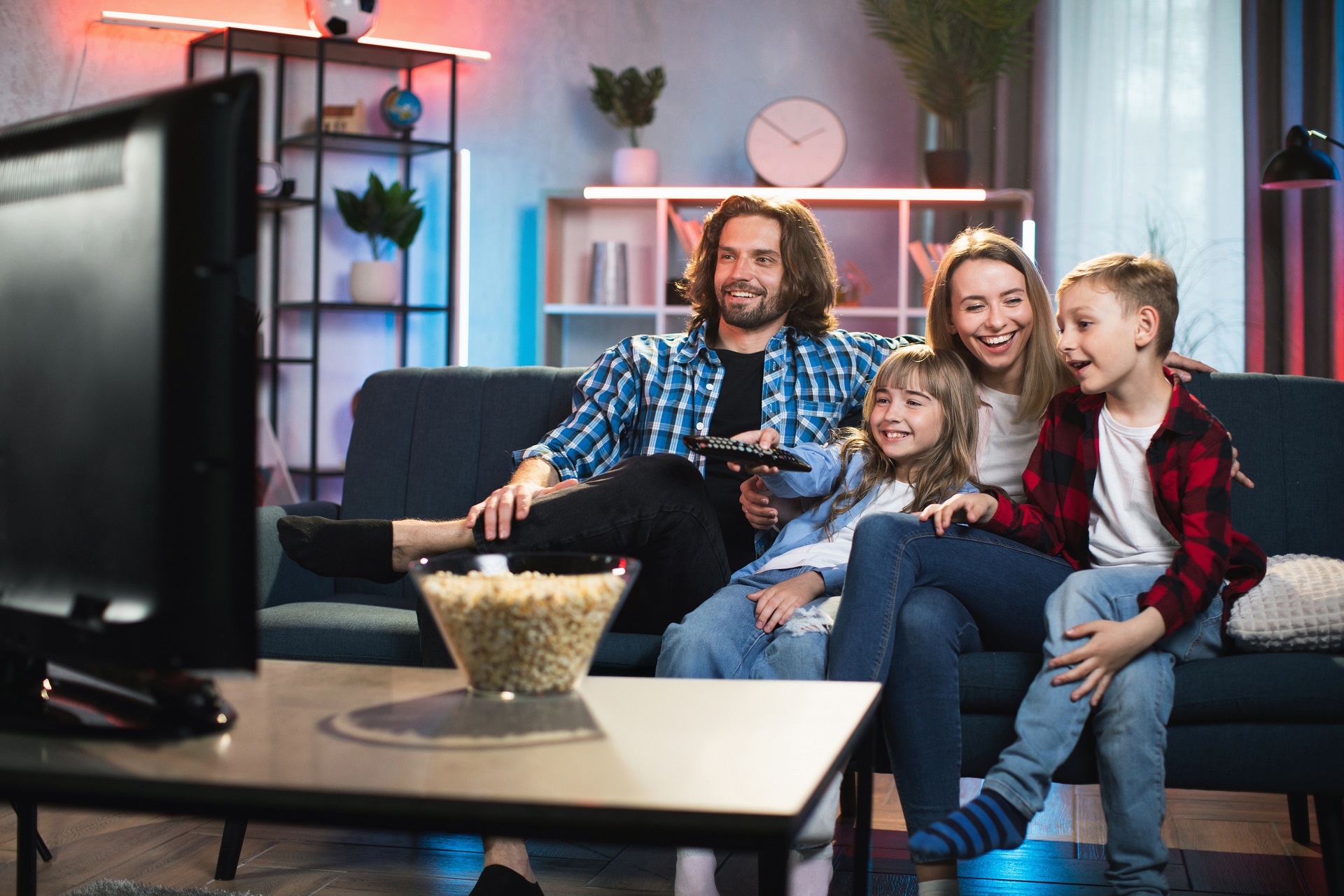 Famiglia che guarda la TV